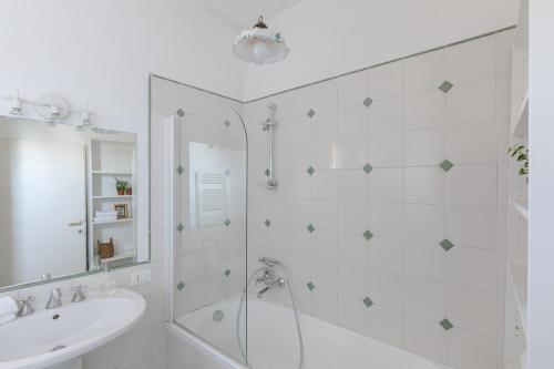 Ένα μπάνιο στο Amazing penthouse with terrace and rooftop in Trastevere