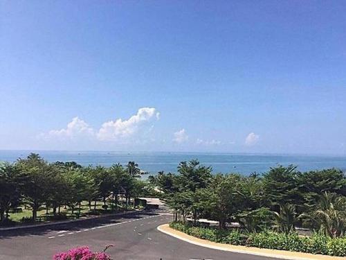 an empty road with a view of the ocean at Hotel,Căn Hộ Mũi Né Sea link in Phan Thiet