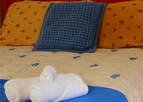 a pile of white towels on a bed at Cantinho das Beiras - AROOM4U in Praia da Vitória