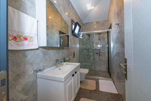Koupelna v ubytování Cedrus Excellence - Fethiye'de Jakuzili Muhafazakar Villa