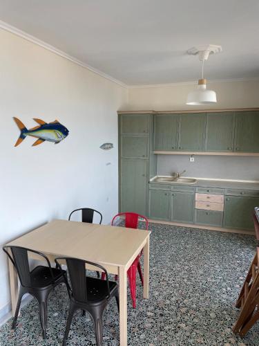 a kitchen with a table and chairs in a room at ELVETIA VILLA in Potos