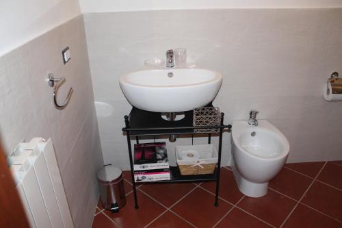 a bathroom with a sink and a toilet at Il casale di Sandra in Chiusi