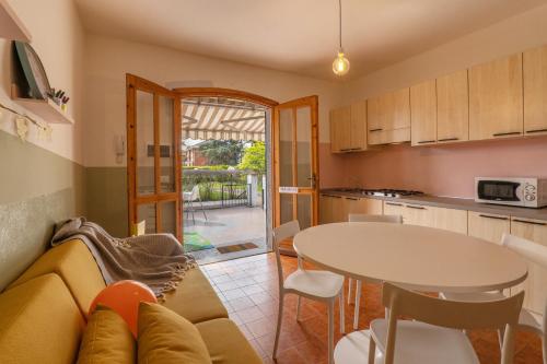 una sala de estar con un sofá y una mesa en Babyaccommodation Stay in family II, en Pietra Ligure