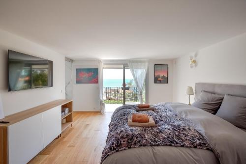 une chambre avec un lit avec deux animaux en peluche dessus dans l'établissement Villa Les Pins du Cap - Vue mer - Cap d'Antibes, à Antibes