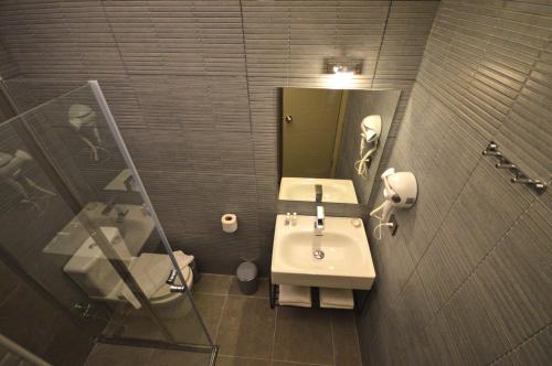 y baño con lavabo, espejo y aseo. en The Hotel 48, en Bodrum City