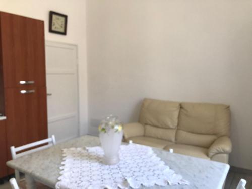 uma sala de estar com uma mesa e um sofá em casaMare em Venturina Terme