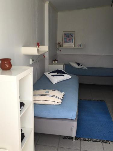 a bedroom with two bunk beds and a blue rug at Hos Mona-Lisa in Grundsund