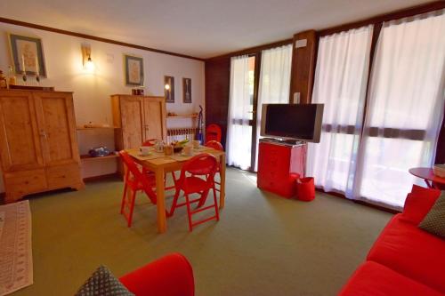 A television and/or entertainment centre at Maso 21