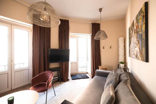 Shiny Mik Super Family Apartment