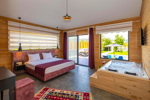 Postel nebo postele na pokoji v ubytování Cedrus Premium -Fethiye'de Denize Yakın 2+1 Lüks Muhafazakar Villa