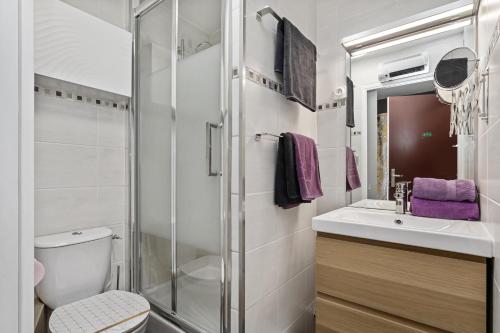 une salle de bain avec une douche, des toilettes et un lavabo dans l'établissement VIEW port venus naturiste, au Cap d'Agde