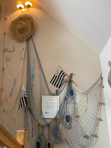 une chambre avec un filet sur le mur dans l'établissement La Marine Louannec, à Louannec