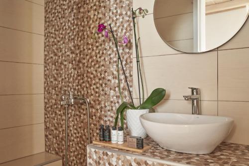 een badkamer met een wastafel en een spiegel bij Town Mansion by Monocle in Mykonos-stad