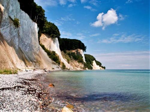 a beach with white cliffs and the water at Ferienwohnung Seebrise in Sassnitz