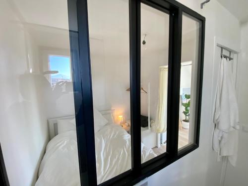 - une chambre avec un miroir et un lit dans l'établissement Appartement entre la lagune et la mer avec piscine, direct plage, vue partielle mer, à Saint-Cyprien