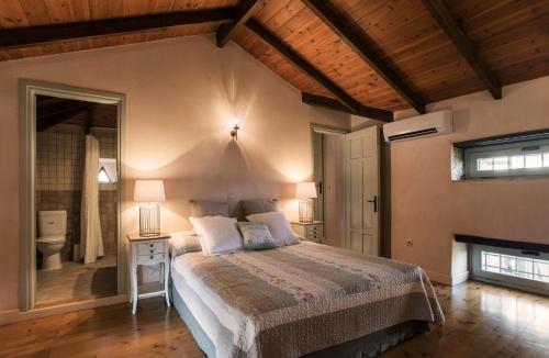 เตียงในห้องที่ Kyparissia Old Town Lodge with amazing sea view