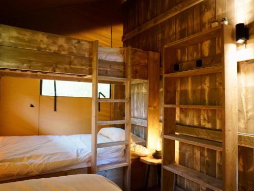 Двох'ярусне ліжко або двоярусні ліжка в номері Glamped - Luxe camping