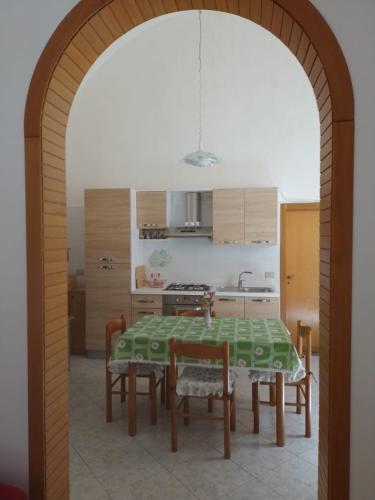 an archway in a kitchen with a table and chairs at Casa di Angela in Sannicola