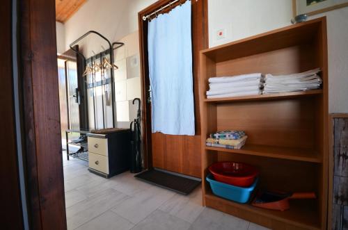 een kleedkamer met een spiegel en een kast bij Blue Sky Apartment Primosten in Primošten