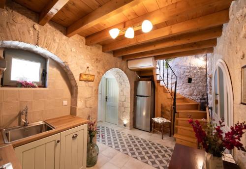La casa di Bella a tradional stone house with barbecue tesisinde mutfak veya mini mutfak