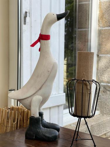 une statue d'un canard debout sur une table dans l'établissement La Bohème Vannes, Penty centre ville proche gare, à Vannes