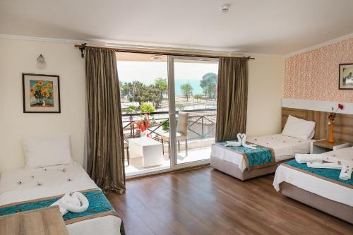 Postel nebo postele na pokoji v ubytování Beldibi Beach Hotel