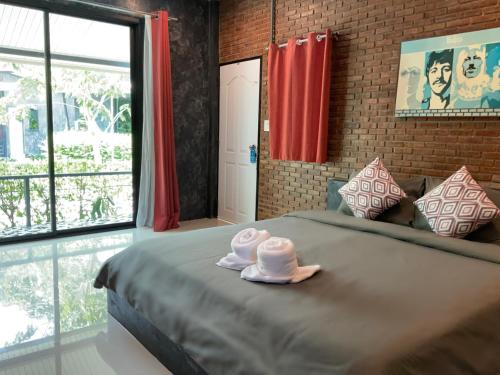 Tempat tidur dalam kamar di Baan Tonjaeng Resort