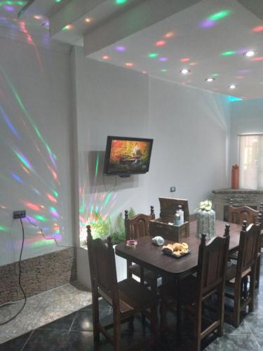 Μια τηλεόραση ή/και κέντρο ψυχαγωγίας στο Apart hotel protomy tenemos piscina climatizada