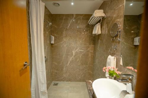 Uma casa de banho em Zip By Spree Hotels Chakan