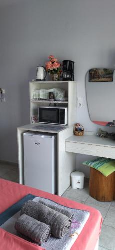 a kitchen with a microwave and a table with a microwave at Ilio Socrates in Skala Marion