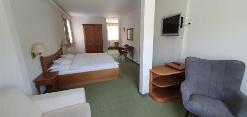 Un pat sau paturi într-o cameră la Hotel Schön