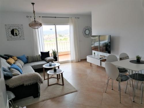 sala de estar con sofá y mesa en AL06- Modern 3 bed Duplex, close to beach in El Alamillo, en Puerto de Mazarrón