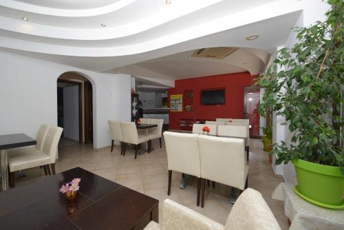 a dining room with a table and chairs at Hotel Akrogiali in Ouranoupoli