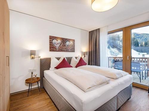 Gulta vai gultas numurā naktsmītnē Premium holiday home in M hlbach am Hochk nig with balcony