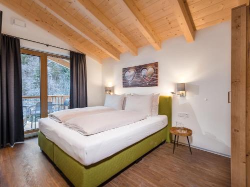 Ένα ή περισσότερα κρεβάτια σε δωμάτιο στο Beautiful holiday home in M hlbach am Hochk nig with sauna