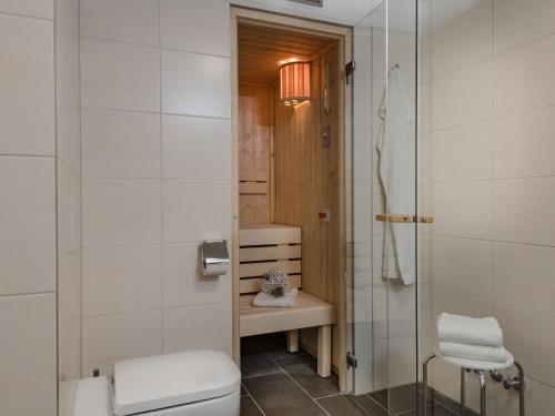 Ένα μπάνιο στο Beautiful holiday home in M hlbach am Hochk nig with sauna