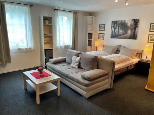 ein Wohnzimmer mit einem Sofa und einem Bett in der Unterkunft Rheinpromenade in Kamp-Bornhofen