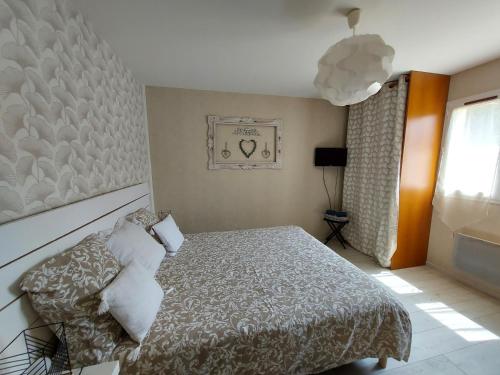 a bedroom with a bed and a window at Chambres d'Hotes des Ecureuils in Lanton