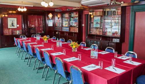 Ein Restaurant oder anderes Speiselokal in der Unterkunft The Aviator Hotel 
