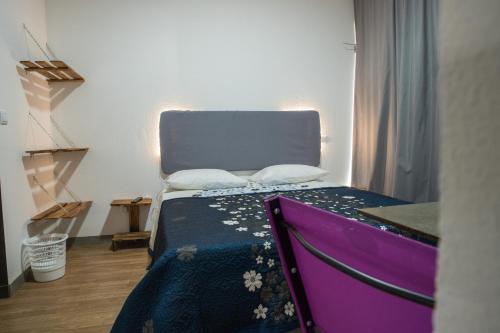 坎普自由鎮的住宿－GarçaView，一间卧室配有一张蓝色床头板的床