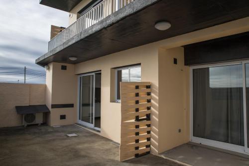 a building with a balcony and a balcony at GarçaView in Vila Franca do Campo