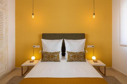 1 dormitorio con 1 cama grande y 2 lámparas en Luxury two bedrooms apartment - Best Location, en Rabat