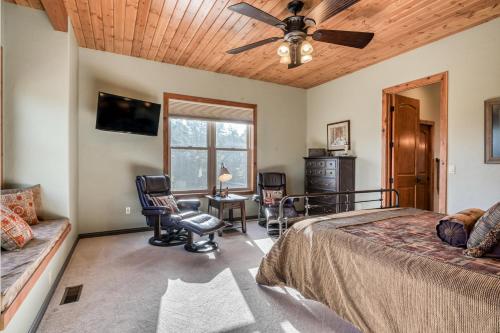 a bedroom with a bed and a ceiling fan at Casa Del Colorado in Pagosa Springs