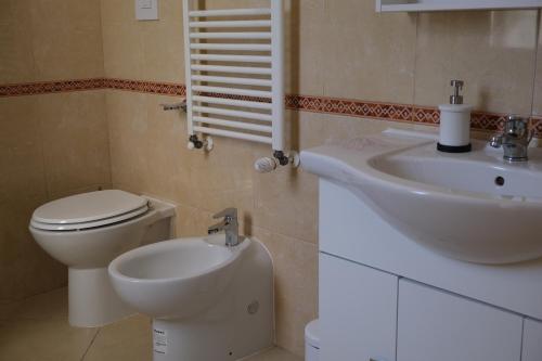 y baño con aseo y lavamanos. en Villa Salvius Pompei en Pompeya