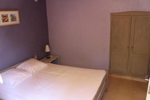 una camera con letto bianco e armadio di Villa Frédérick studio 4 pers a Bagnols-en-Forêt