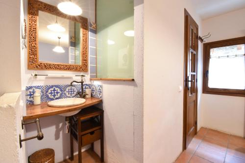 a bathroom with a sink and a mirror at Casa Rural Jan in Beraní