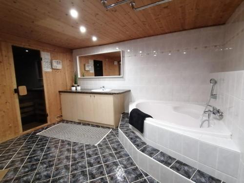 La salle de bains est pourvue d'une baignoire et d'un lavabo. dans l'établissement Ferienhaus Chiara, Südharz, Harztor, à Ilfeld