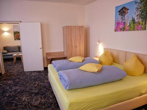 Postel nebo postele na pokoji v ubytování Wochner's Hotel-Sternen Am Schluchsee Hochschwarzwald