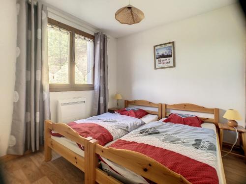 une chambre avec un lit en bois et une fenêtre dans l'établissement 3 Pièces 6 Pers proche pistes (PN001), aux Carroz d'Arâches
