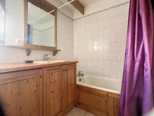 une salle de bain avec un lavabo et une baignoire dans l'établissement 3 Pièces 6 Pers proche pistes (PN001), aux Carroz d'Arâches